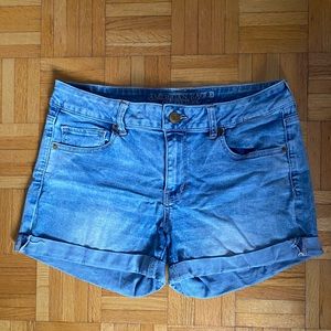 American Eagle light blue wash denim shirt. Midi cut, super stretch. Size 14.